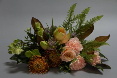 Düğün veya selamlama buketi klasik tarzda, açık gri arkaplan, seçici odak