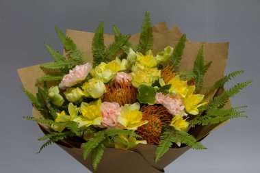 Klasik tarzda güzel bir buket, açık gri arkaplan, seçici odak