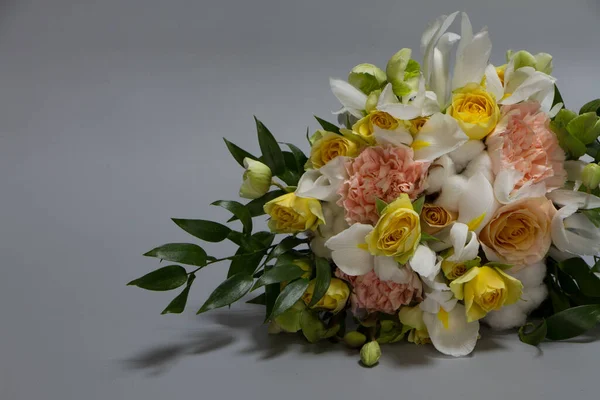 ヴィンテージスタイルで結婚式や挨拶花束 ライトグレーの背景 選択的フォーカス — ストック写真