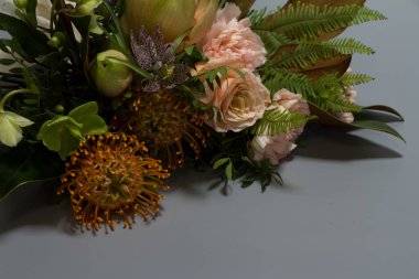 Düğün veya selamlama buketi klasik tarzda, açık gri arkaplan, seçici odak