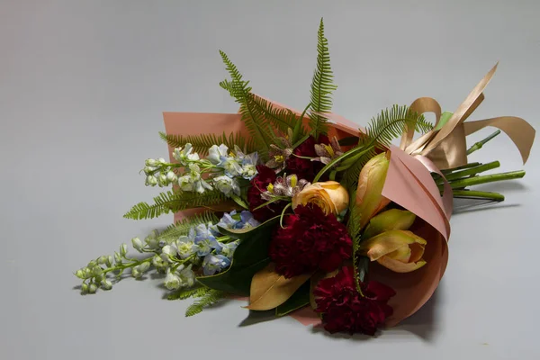 ヴィンテージスタイルの美しい花束 ライトグレーの背景 選択的なフォーカス — ストック写真
