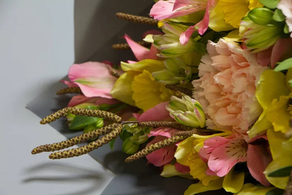 ヴィンテージスタイルの美しい花束 ライトグレーの背景 選択的なフォーカス — ストック写真