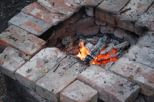 Leña Leña Ardiendo Chimenea Primer Plano Leña Carbón Ceniza Ámbar — Foto de Stock