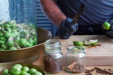 Ev yapımı İtalyan likörü hazırlamak için adım adım yeşil cevizli nocino, gerçek ev mutfağı ve yemek pişirme, seçici odaklanma.