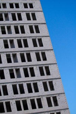 Mavi gökyüzüne karşı beyaz tuğla bina hizmete hazır, metin için boş alan