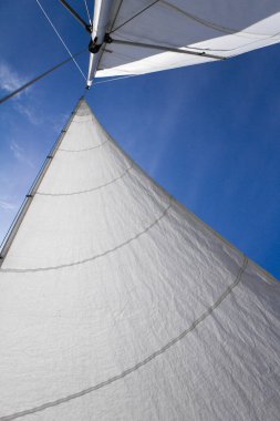 Direk ve yatın mavi arkaplandaki alt görüntüsü, seçici odak noktası