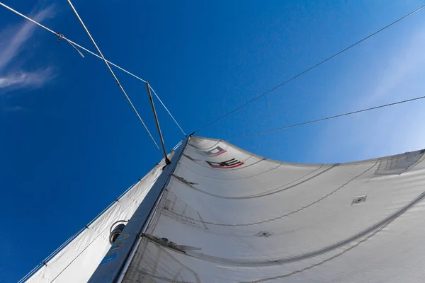 Vue Bas Mât Voile Yacht Sur Fond Ciel Bleu Mise — Photo