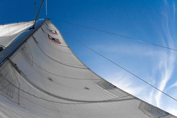 青い空を背景にしたヨットのマストと帆の下の景色 選択的な焦点 — ストック写真