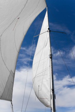 Direk ve yatın mavi arkaplandaki alt görüntüsü, seçici odak noktası