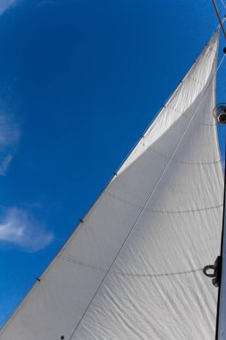 Direk ve yatın mavi arkaplandaki alt görüntüsü, seçici odak noktası