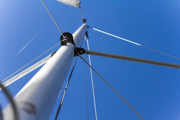 Untere Ansicht Von Mast Und Segel Der Yacht Vor Blauem — Stockfoto