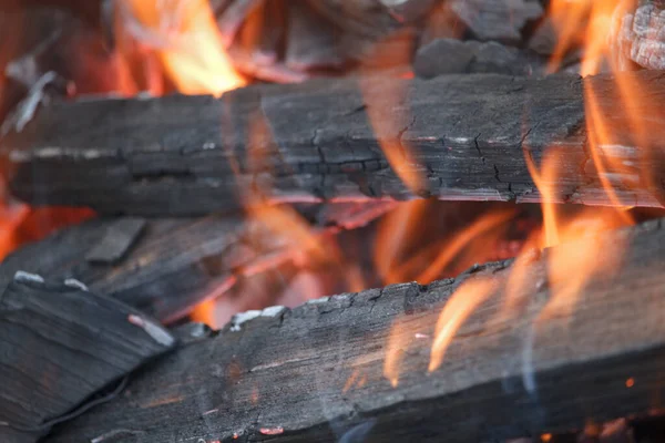 Eski Izgarada Odun Kömürleri Yakın Seçici Bir Odak Noktası — Stok fotoğraf