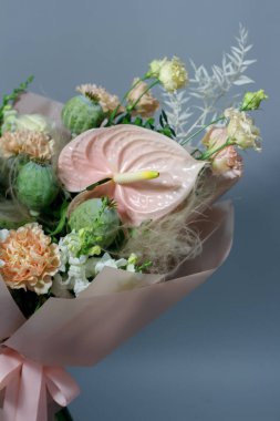 Yakın plan güzel yaz buketi parlak renklerle, gri arka plan, seçici odak