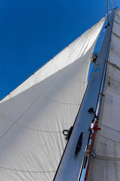 Вид Знизу Щогли Вітрило Яхти Фоні Блакитного Неба Вибірковий Фокус — стокове фото