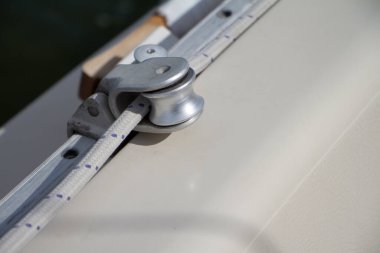 Dalgalar ve yelkenli konsepti üzerinde okyanus yolculuğu sırasında Shine Yat müdahalesi.