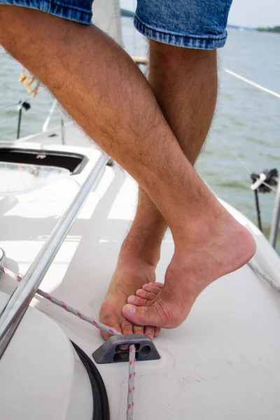 Capitão Masculino Pés Descalços Fica Convés Seu Iate Shine Yacht — Fotografia de Stock