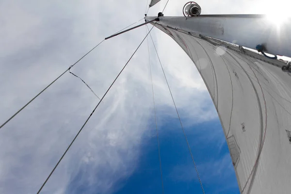 Vue Bas Mât Voile Yacht Sur Fond Ciel Bleu Mise — Photo