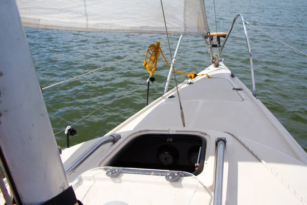 Shine Yacht Tackle während der Fahrt über Wellen, Segelkonzept. — Stockfoto