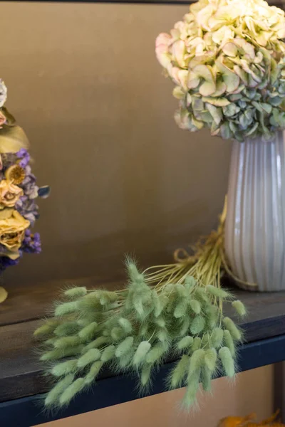 Florista loja interior, prateleiras com vasos de flores secas, buquês de flores secas, foco seletivo — Fotografia de Stock