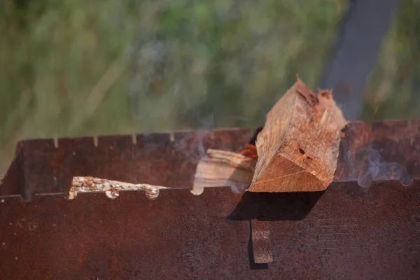 Detailní záběr hořícího dřeva a uhlí ve starém grilu, selektivní zaměření — Stock fotografie