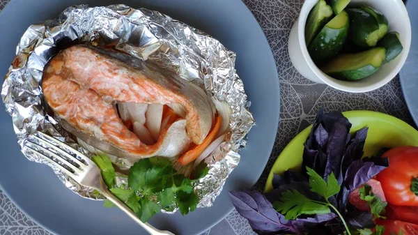 自家製箔焼きサーモンステーキと新鮮な野菜のトップビュー 選択的フォーカス — ストック写真
