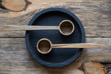 Tahta masada siyah tabakta iki tahta kaşık, çevre dostu çatal bıçak konsepti, seçici odaklanma.