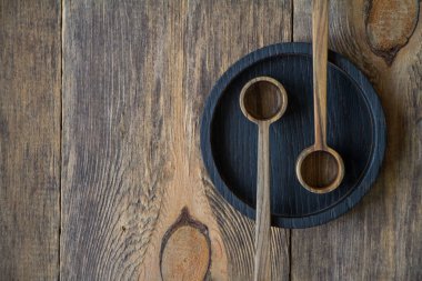 Tahta masada siyah tabakta iki tahta kaşık, çevre dostu çatal bıçak konsepti, seçici odaklanma.