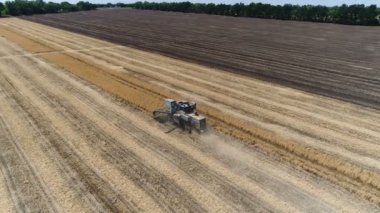 Eski biçerdöver buğday reaps. Hava