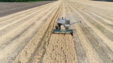 Eski biçerdöver buğday reaps. Hava