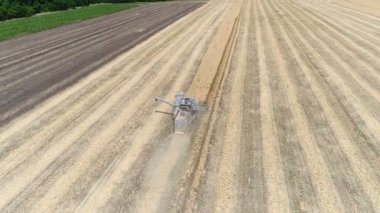 Eski biçerdöver buğday reaps. Hava