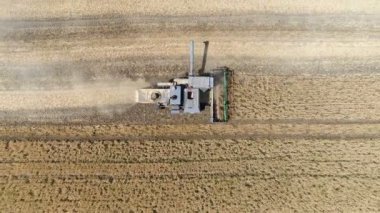 Eski biçerdöver buğday reaps. Hava