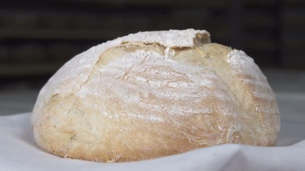 Frissen sült kenyeret a pékségben