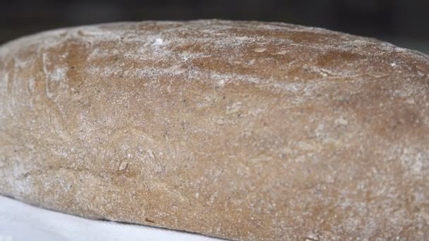 Свежий хлеб в пекарне — стоковое видео