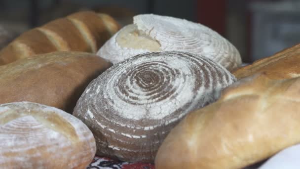 Свіжий запечений хліб у пекарні — стокове відео
