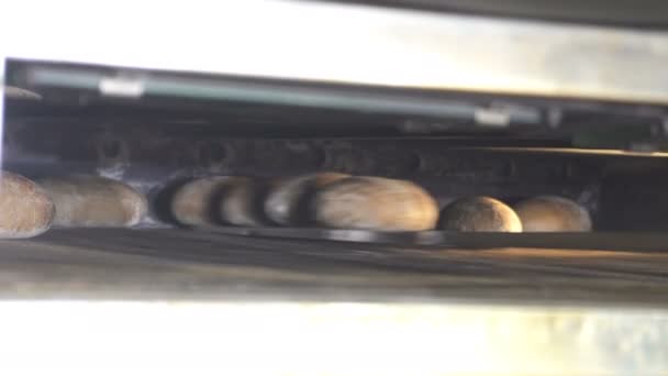 El proceso de hornear pan en la panadería — Vídeos de Stock