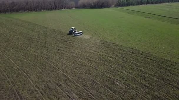 Ucrania, Dnipro - 10 de abril de 2018: Tractor Belarus hace fertilizar — Vídeo de stock