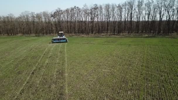 Ucrânia, Dnipro - 10 Abril, 2018: Trator Belarus faz fertilizante — Vídeo de Stock