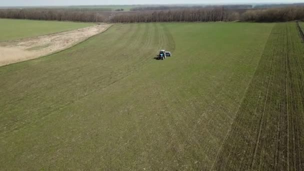 Ukraina, Dnipro - 10 April 2018: traktor Belarus gör gödsla — Stockvideo