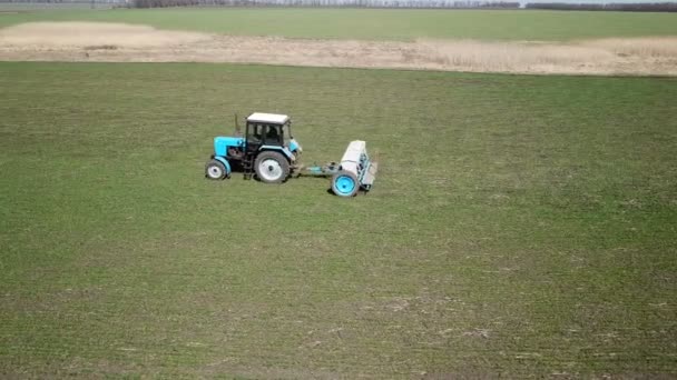 Ucrania, Dnipro - 10 de abril de 2018: Tractor Belarus hace fertilizar — Vídeo de stock