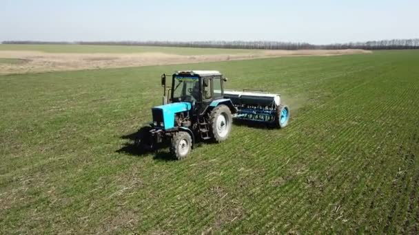 Ucrania, Dnipro - 10 de abril de 2018: Tractor Belarus hace fertilizar — Vídeo de stock