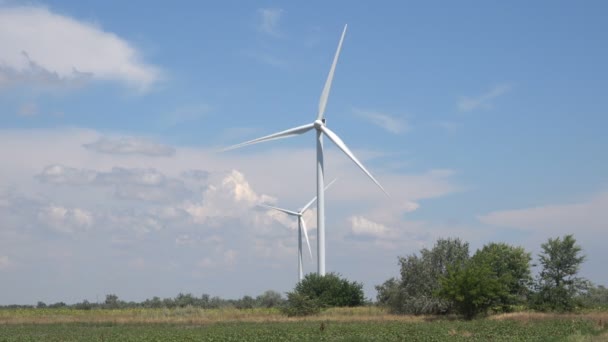 Větrná elektrárna vyrábí elektřinu — Stock video
