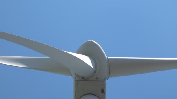 Wind power plant generates electricity — Stock Video