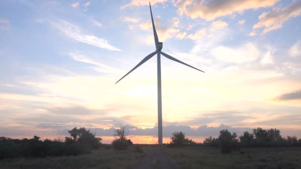 Вітряна електростанція на заході сонця — стокове відео