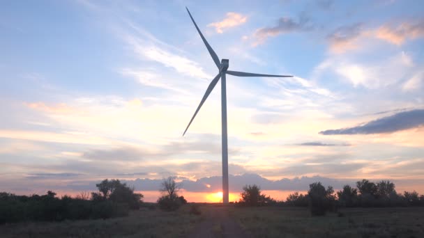日落时的风力发电厂。时间流逝 — 图库视频影像