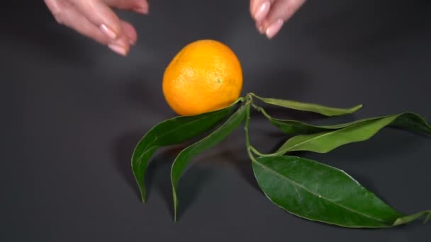 Cook reinigt tangerine peel. Slow motion — Stockvideo