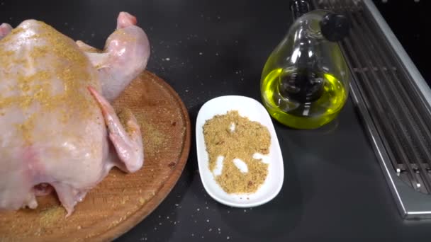 Cuire Frotte Carcasse Entière Poulet Avec Des Épices Ralenti — Video