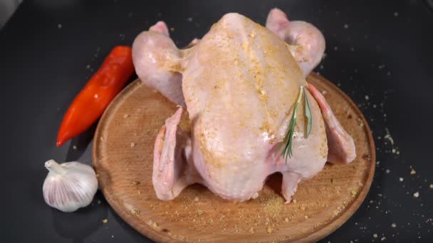 Cucinare spruzza pollo con rosmarino. rallentatore — Video Stock