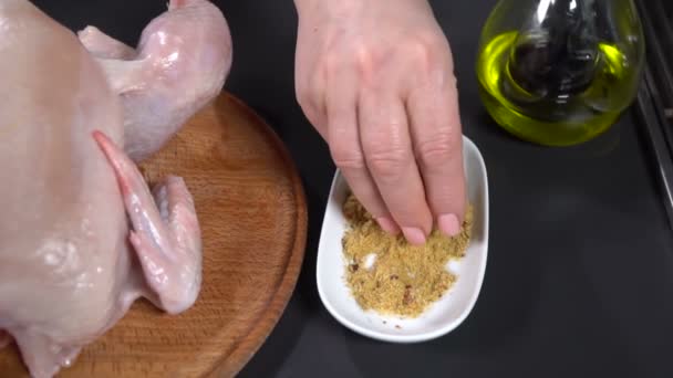 Cucini spruzza il pollo con spezie. rallentatore — Video Stock