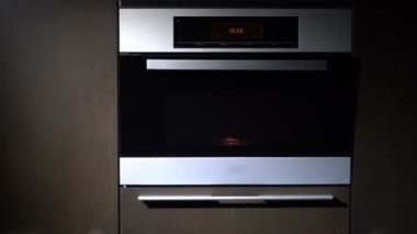 Elektrikli fırın kapıyı aç. ağır çekim