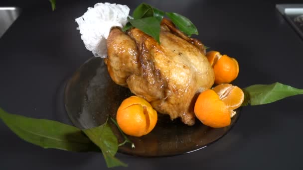 Poulet grillé décoré de mandarines. au ralenti — Video